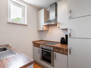 kuchnia z białymi urządzeniami i drewnianym blatem w obiekcie Apartment Top 5 by Interhome w mieście Sankt Margarethen im Lungau