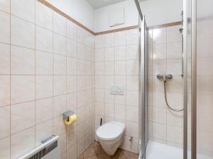 łazienka z toaletą i prysznicem w obiekcie Apartment Top 5 by Interhome w mieście Sankt Margarethen im Lungau