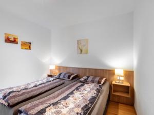 dwa łóżka w małym pokoju z dwoma lampami w obiekcie Apartment Top 5 by Interhome w mieście Sankt Margarethen im Lungau