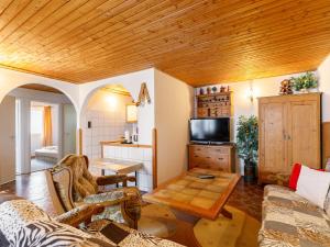 Televízia a/alebo spoločenská miestnosť v ubytovaní Holiday Home Sunny by Interhome