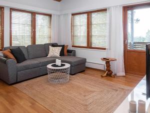 Posezení v ubytování Holiday Home Karhunvartijan linna b16 by Interhome