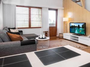 TV a/nebo společenská místnost v ubytování Holiday Home Karhunvartijan linna b16 by Interhome