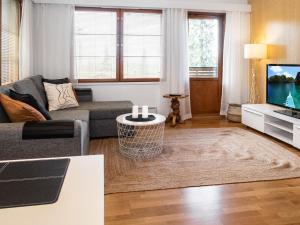 TV a/nebo společenská místnost v ubytování Holiday Home Karhunvartijan linna b16 by Interhome