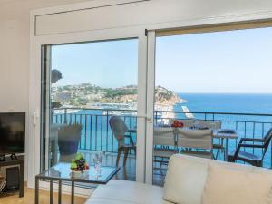 een woonkamer met uitzicht op de oceaan bij Apartment S'Adolitx by Interhome in Sant Feliu de Guixols