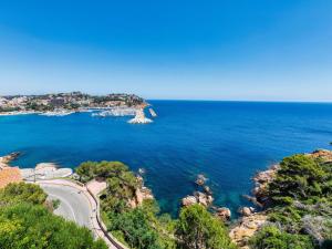 una vista aérea del océano y una carretera en Apartment S'Adolitx by Interhome, en Sant Feliu de Guíxols