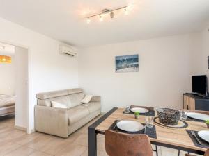 una sala de estar con una mesa y un sofá en Apartment Le Clos des Alberes-1 by Interhome, en Argelès-sur-Mer 24 fotos más