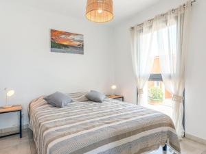 Un dormitorio blanco con una cama y una ventana. en Apartment Le Clos des Alberes-1 by Interhome, en Argelès-sur-Mer