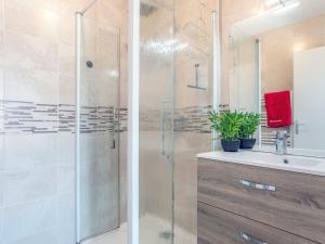 Un baño con ducha de cristal y lavabo. en Apartment Le Clos des Alberes-1 by Interhome, en Argelès-sur-Mer