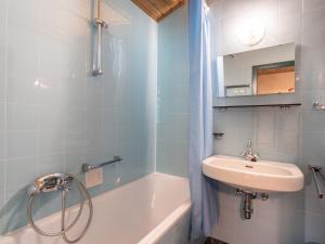 Ein Badezimmer in der Unterkunft Apartment Top 49A by Interhome
