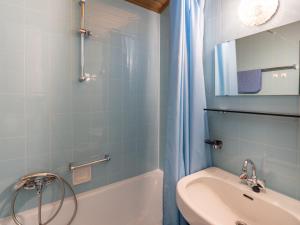Ein Badezimmer in der Unterkunft Apartment Top 49A by Interhome