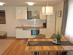 Kuchyň nebo kuchyňský kout v ubytování Apartment Jonas by Interhome