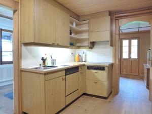 Kuchyň nebo kuchyňský kout v ubytování Apartment Chalet Alte Post by Interhome