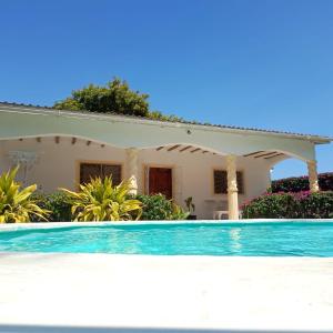 Piscina a 2 Bedroom Mangrove Cottage with Private Pool o a prop