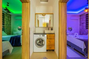 にあるVİLLA SAKAの洗濯機、乾燥機、ベッド2台が備わる客室です。
