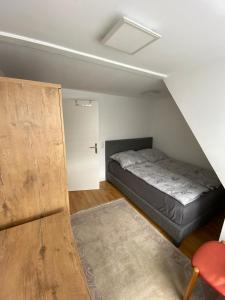 Strandnähe في شاربوتس: غرفة نوم صغيرة مع سرير في غرفة