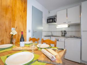 een keuken met een tafel met borden en wijnglazen bij Apartment Altineige 104 by Interhome in Val Thorens