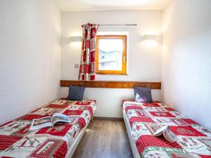 twee bedden naast elkaar in een kamer bij Apartment Altineige 104 by Interhome in Val Thorens