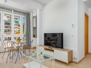 salon z telewizorem i stołem z krzesłami w obiekcie Apartment Benasol-1 by Interhome w mieście Benalmádena