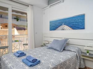 Łóżko lub łóżka w pokoju w obiekcie Apartment Benasol-1 by Interhome