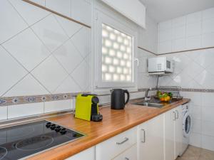 Kuchnia lub aneks kuchenny w obiekcie Apartment Benasol-1 by Interhome