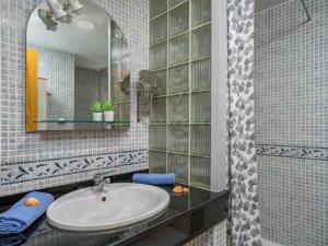 Łazienka w obiekcie Apartment Benasol-1 by Interhome