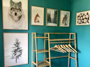 eine Wand mit Bildern eines Wolfes und ein Regal in der Unterkunft Holiday Home Holiday Hill 57 by Interhome in Lauterwasser + 34 Fotos