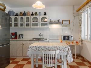 Kuchyňa alebo kuchynka v ubytovaní Holiday Home Julia by Interhome
