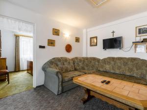 Televízia a/alebo spoločenská miestnosť v ubytovaní Holiday Home Julia by Interhome