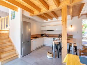 Una cocina o zona de cocina en Holiday Home Ty ar Bilie by Interhome