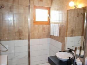 Ένα μπάνιο στο Chalet Chalet Les Pitchounes by Interhome