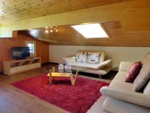 ein Wohnzimmer mit einem Sofa und einem Tisch in der Unterkunft Apartment Brienz Sunset by Interhome in Brienz