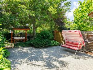 een tuin met een stoel en een prieel bij Holiday Home Jazmin by Interhome in Balatonszárszó