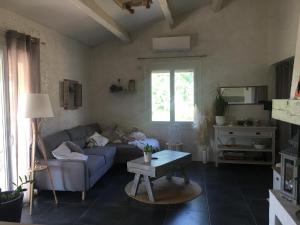 - un salon avec un canapé bleu et une table dans l'établissement La pastourelle villa 6 couchages au calme, à Forcalquier