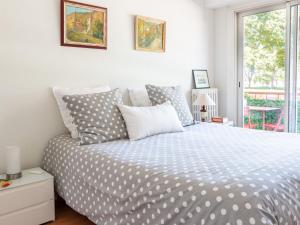 - une chambre avec un lit doté d'oreillers en peluche dans l'établissement Apartment Les Pêcheries by Interhome, à Saint-Nazaire