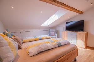 Säng eller sängar i ett rum på "Haus am Illufer" Ihr Smart-Alpin-Home in Bludenz