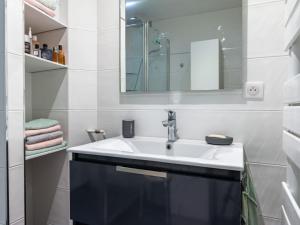 Kúpeľňa v ubytovaní Apartment Les Pêcheries by Interhome