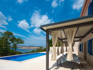 Bazén v ubytování Holiday Home My Blue Wish by Interhome nebo v jeho okolí