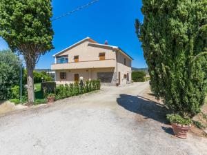 dom na żwirowej drodze z drzewami w obiekcie Apartment Benedetta by Interhome w mieście Castiglione della Pescaia