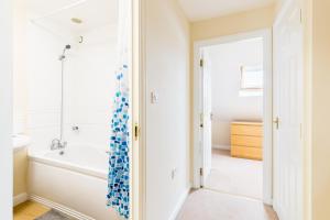 a bathroom with a tub and a sink at Great 4 bed house in Black Country in Tipton +7 photos