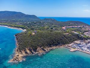 una vista aerea di un'isola nell'oceano di Villa Villa Giuliana by Interhome a Punta Ala