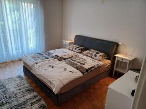 Tempat tidur dalam kamar di Apartment Casa al Passetto by Interhome