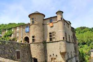 ein altes Schloss auf einem Hügel in der Unterkunft Maison de 2 chambres avec jardin amenage et wifi a Le Masnau Massuguies in Lacaze