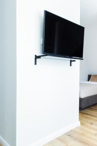 Et tv og/eller underholdning på Moderne Maisonette Ferienwohnung mit Gartenzugang, nur 7 Gehminuten zum Strand, Parkplatz & Fahrradunterstellplatz