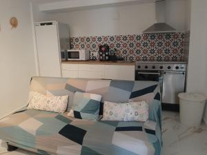 ein Wohnzimmer mit einem Sofa in der Küche in der Unterkunft Sweet Home in Martos