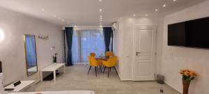 - un salon avec une table et des chaises jaunes dans l'établissement Brateș Greaca, à Vénus