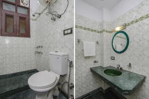 uma casa de banho com um WC e um lavatório em FabExpress Primero I em Gurgaon