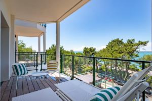 拉特斯特德布赫Pyla Plage - appartement vue mer - Perle(o)的带椅子的阳台，可欣赏海景