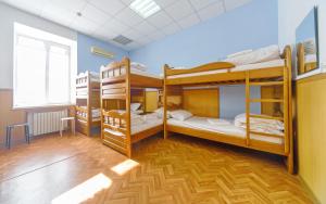 Katil dua tingkat atau katil-katil dua tingkat dalam bilik di Traveler's haven