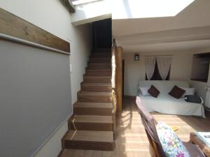 Una escalera que conduce a un dormitorio con cama en CASA RURAL VEGASAN, en Santa Colomba de la Vega