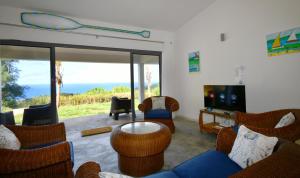 un salon avec des canapés, des chaises et une télévision dans l'établissement Zi Limon, à Rodrigues Island